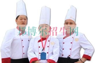 高中生讀廚師好嗎  學(xué)什么好就業(yè)，學(xué)什么有前途?現(xiàn)如今，學(xué)什么好就業(yè)，針對(duì)廣大青少年朋友來說，選擇一門好技術(shù)即是走向成功、改變命運(yùn)的好機(jī)會(huì)。然而，現(xiàn)在社會(huì)上職業(yè)學(xué)校五花八門，到底該選擇學(xué)什么技術(shù)最有前途呢?那么小編告訴同學(xué)們，技能學(xué)廚師，百萬年薪不是夢(mèng)!  下面就跟著小編來了解一下廚師專業(yè)吧。  廚師成就夢(mèng)想  目前，社會(huì)上不斷出現(xiàn)餐飲企業(yè)以百萬年薪來聘請(qǐng)行政總廚的現(xiàn)象，五年前，這還能被稱作新聞，現(xiàn)如今，這已經(jīng)是一種趨勢(shì)。有餐飲企業(yè)的老板們表示給廚藝好、有市場(chǎng)意識(shí)的廚師發(fā)高額薪水，發(fā)的心甘情愿。 俗話說：“一技在手 勝握千金”。當(dāng)今社會(huì)，好就業(yè)，學(xué)技術(shù)才是王道;而學(xué)技術(shù)，廚師前途一直被看好。廚師是目前社會(huì)具備良好發(fā)展?jié)摿Φ男袠I(yè)之一，中國烹飪協(xié)會(huì)發(fā)布的《2011年度餐飲業(yè)發(fā)展報(bào)告》顯示，我國餐飲業(yè)已經(jīng)連續(xù)19年以兩位數(shù)的速度增長(zhǎng);餐飲業(yè)人員遠(yuǎn)遠(yuǎn)不能滿足高速發(fā)展的現(xiàn)代餐飲對(duì)人才的需求，優(yōu)秀餐飲人才的稀缺正成為制約中餐發(fā)展和提升的重要因素。  學(xué)廚師有前途嗎?  當(dāng)然有!據(jù)報(bào)告顯示，目前社會(huì)對(duì)廚師有大批量需求。學(xué)習(xí)專業(yè)的烹飪技術(shù)，走上社會(huì)，就是用人單位爭(zhēng)搶的技能型人才，發(fā)展前途不可限量。  學(xué)廚師，必須具有扎實(shí)的技術(shù)，有可依賴的烹飪能力才會(huì)更加有競(jìng)爭(zhēng)實(shí)力。江西新東方烹飪學(xué)校，是一所具有24年辦學(xué)歷史的老牌專業(yè)烹飪?cè)盒?，雄厚的辦學(xué)實(shí)力和鮮明的辦學(xué)特色受社會(huì)各級(jí)的廣泛好評(píng)。辦學(xué)24年來始終以“匯集天下名菜，培養(yǎng)廚師精英”為己任，共為社會(huì)培養(yǎng)高素質(zhì)烹飪?nèi)瞬艧o數(shù)名。近年來，學(xué)校辦學(xué)規(guī)模、辦學(xué)層次和辦學(xué)水平不斷提高，在專業(yè)建設(shè)、師資隊(duì)伍建設(shè)、教學(xué)、教研等方面取得了長(zhǎng)足進(jìn)步，在創(chuàng)建高水平烹飪專業(yè)院校的征途中實(shí)現(xiàn)了跨越式發(fā)展，在國內(nèi)外具有較高的知名度和美譽(yù)度。尤其是學(xué)王牌專業(yè)——金典大廚專業(yè)的畢業(yè)生，更是被各大星級(jí)酒店、賓館提前“搶購”，他們都是未來的廚師長(zhǎng)、行政總廚，他們年薪百萬指日可待。  小結(jié)  現(xiàn)在這個(gè)社會(huì)，學(xué)門技術(shù)是不錯(cuò)的。 但是選擇的時(shí)候要謹(jǐn)慎一些，畢竟很多行業(yè)還是不適合的， 學(xué)技術(shù)看中的是能不能找到工作，或者以后的出路咋樣，就發(fā)展來說，廚師這一行不錯(cuò)，一個(gè)存在了幾千年的職業(yè)，從來沒有失業(yè)。
