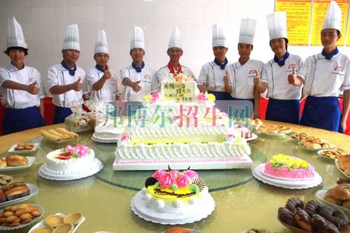 男生讀廚師怎么樣  男生讀廚師怎么樣?這個(gè)選擇聽不錯(cuò)的啊。民以食為天，誰(shuí)都離不開吃，特別是中國(guó)人又比較注重吃。餐館數(shù)量的增加勢(shì)必需要大量的廚師，所以廚師的就業(yè)情況相對(duì)于其他行業(yè)有一定的優(yōu)勢(shì)，就業(yè)前景更加廣闊。所以選擇學(xué)廚師專業(yè)是明智的選擇。  廚師專業(yè)所應(yīng)具備氣質(zhì)形象與工作能力素養(yǎng)  首先，一個(gè)敬業(yè)名廚必須具備善經(jīng)營(yíng)的理念。作為一個(gè)敬業(yè)廚師必須具備多方面的知識(shí)和技能，比如對(duì)于當(dāng)今餐飲業(yè)的發(fā)展要有敏銳的洞察力;餐飲業(yè)的競(jìng)爭(zhēng)規(guī)則、價(jià)值觀念、創(chuàng)新意識(shí)，該酒樓所在地的消費(fèi)檔次與規(guī)模、服務(wù)水準(zhǔn)及對(duì)當(dāng)?shù)厥袌?chǎng)動(dòng)態(tài)的了解。只有這樣具備靈活多變，應(yīng)對(duì)迅速的經(jīng)營(yíng)策略才能在激烈的餐飲競(jìng)爭(zhēng)中招攬到大量的消費(fèi)者，從而為酒樓、餐廳樹立良好的社會(huì)公眾形象，即品牌。  第二，精業(yè)務(wù)技能。一個(gè)名廚必須是精通本菜系的烹調(diào)技術(shù)能手，并且旁通國(guó)內(nèi)各主要菜系的烹調(diào)方法和技能。無(wú)論是烹調(diào)、火候、刀工、食雕、冷盤、小吃、點(diǎn)綴，都能得心應(yīng)手，而且能指揮帶動(dòng)整個(gè)廚房?jī)?nèi)的各崗位廚師愛崗敬業(yè)的工作。對(duì)于菜式要不斷的推陳出新，對(duì)于廚師的培養(yǎng)和提高要起到領(lǐng)頭羊的作用。從而使本酒樓、餐廳的菜品獨(dú)具風(fēng)味特色，吸引更多更廣的顧客。 第三，懂管理理念。作為一個(gè)愛崗敬業(yè)的名廚，不僅需要精通烹調(diào)業(yè)務(wù)技術(shù)，而且要具備現(xiàn)代餐飲業(yè)的管理知識(shí)。新世紀(jì)是知識(shí)經(jīng)濟(jì)的時(shí)代，科學(xué)技術(shù)也影響到餐飲業(yè)的發(fā)展與更新。  小結(jié)  隨著社會(huì)的發(fā)展，人們的生活節(jié)奏變的越來(lái)越快，競(jìng)爭(zhēng)變的越來(lái)越激烈，壓力也相應(yīng)增大，在家里的時(shí)間也越來(lái)越短，在家做飯的也就越來(lái)越少，甚至沒(méi)有時(shí)間在家做飯。從而使得廚師專業(yè)越來(lái)越好就業(yè)。