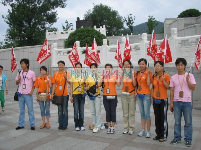 成都學(xué)導(dǎo)游哪個學(xué)校好