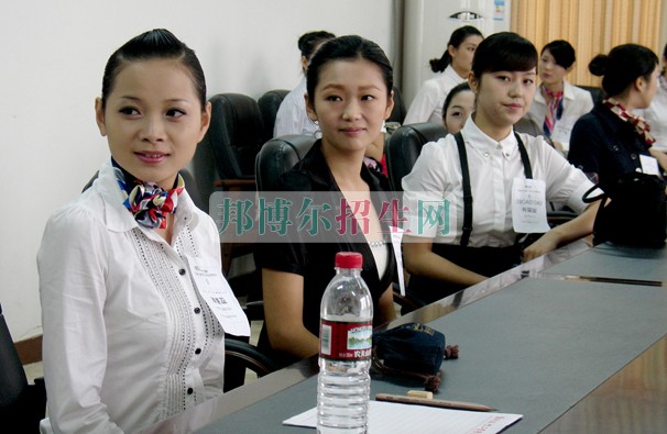 成都內(nèi)空中乘務好的大專排名