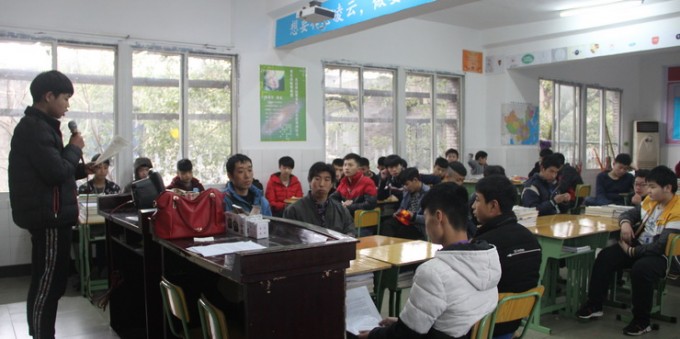 瀘州市工業(yè)技工學(xué)校心懷感恩，讓愛和溫暖充滿校園