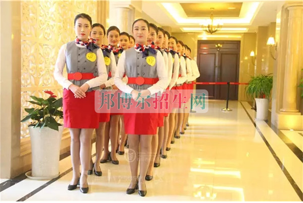成都航空旅游職業(yè)學(xué)校開啟新學(xué)期首場招聘，場面火爆美女如云