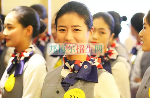 成都航空旅游職業(yè)學(xué)校開啟新學(xué)期首場招聘，場面火爆美女如云