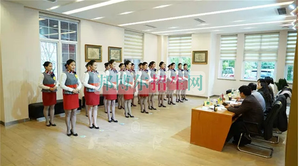 成都航空旅游職業(yè)學(xué)校開啟新學(xué)期首場招聘，場面火爆美女如云