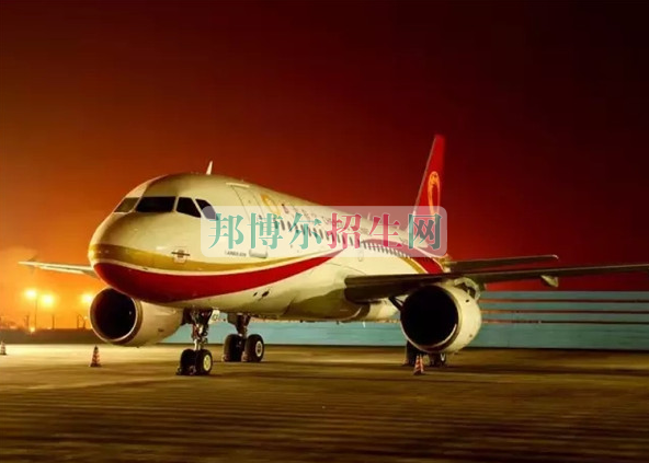 成都航空旅游職業(yè)學(xué)校開啟新學(xué)期首場招聘，場面火爆美女如云