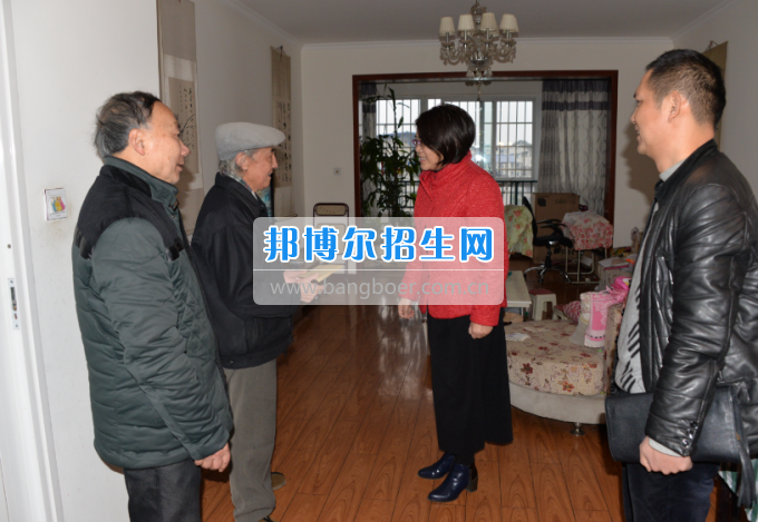 川南幼兒師范高等?？茖W(xué)校領(lǐng)導(dǎo)帶隊慰問生活困難教職工、老黨員和老干部