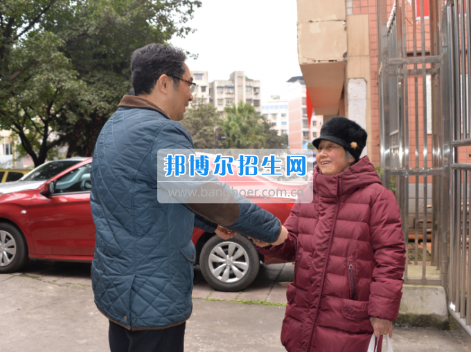 川南幼兒師范高等?？茖W(xué)校領(lǐng)導(dǎo)帶隊慰問生活困難教職工、老黨員和老干部