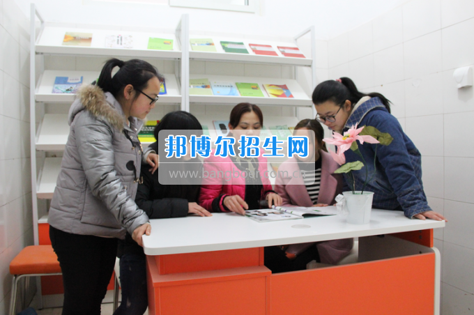 川南幼兒師范高等?？茖W校黨團工作站、圖書漂流站在學生公寓正式運行