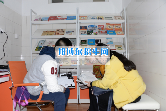 川南幼兒師范高等?？茖W校黨團工作站、圖書漂流站在學生公寓正式運行