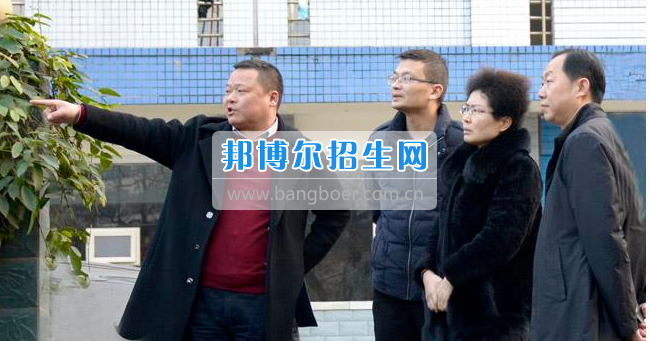 張區(qū)長一行現場調研南充市建華職業(yè)中學運動場改造工程