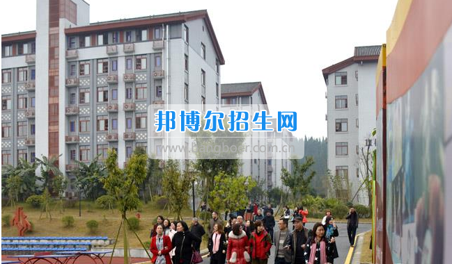 南充市建華職業(yè)中學開展“請進來，走出去”校際交流活動
