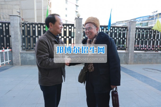 川北幼兒師范高等?？茖W(xué)校黨委書(shū)記張斌走訪慰問(wèn)學(xué)校離退休老同志