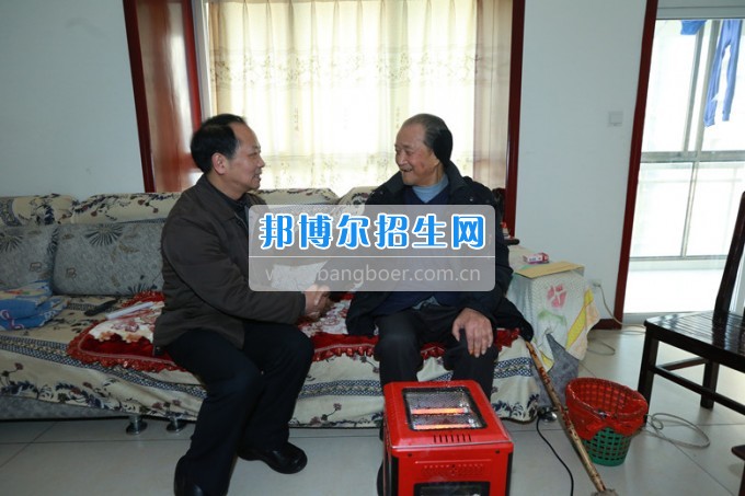 川北幼兒師范高等?？茖W(xué)校黨委書(shū)記張斌走訪慰問(wèn)學(xué)校離退休老同志