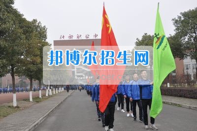 四川省什邡市職業(yè)中專學校拉練路上，我們擼起袖子邁步向前