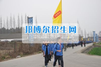 四川省什邡市職業(yè)中專學校拉練路上，我們擼起袖子邁步向前