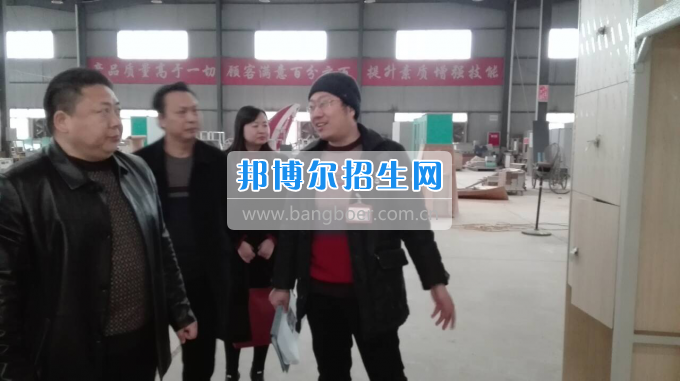 川北幼兒師范高等?？茖W(xué)校張廷鑫校長(zhǎng)帶隊(duì)考察學(xué)生公寓設(shè)備