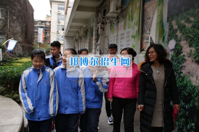 成都市蜀興職業(yè)中學(xué)與區(qū)域內(nèi)初中學(xué)校進(jìn)行“延伸教育”活動(dòng)