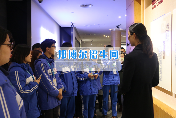 成都市洞子口職業(yè)高級中學舉行“成都，因我更美麗”主題開學典禮