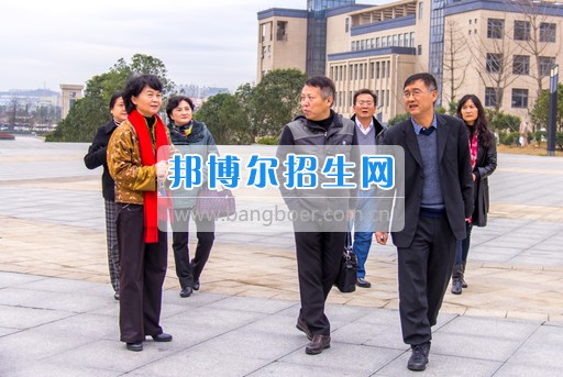 興義民族師范學(xué)院劉照惠校長率隊到省屬高?？疾旌笄诠芾砉ぷ? width=
