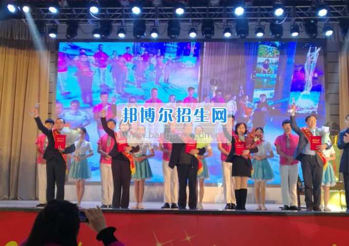 重慶市酉陽縣職業(yè)教育中心教師陳霞成為重慶市首屆“職教感動(dòng)人物”