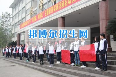 樂(lè)山市旅游學(xué)校開展三月春風(fēng)拂樂(lè)旅 雷鋒精神暖人心