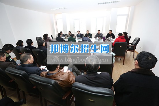 重慶教育管理學(xué)校黨委召開(kāi)中心組學(xué)習(xí)會(huì)議 