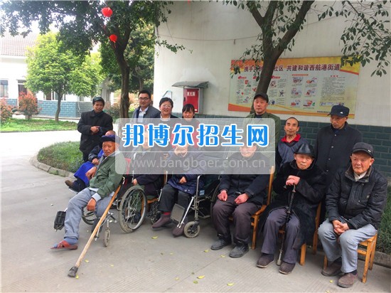 成都指南針學(xué)校黨支部深入敬老院開(kāi)展“黨員義工”服務(wù)活動(dòng)
