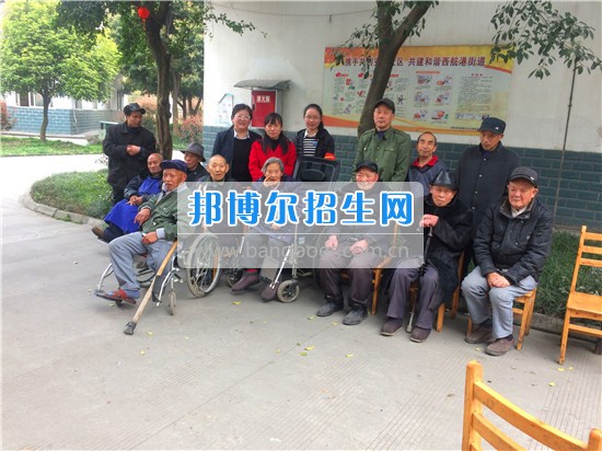 成都指南針學(xué)校黨支部深入敬老院開(kāi)展“黨員義工”服務(wù)活動(dòng)