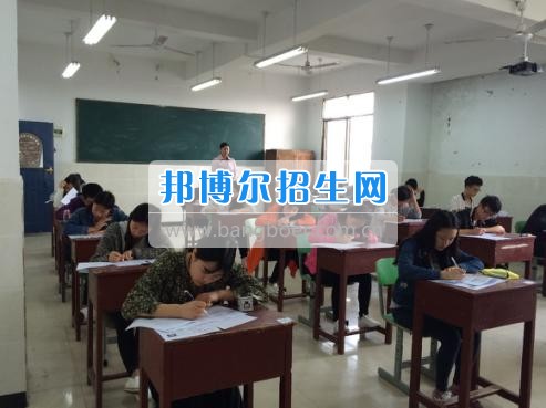 四川三河職業(yè)學院五年制轉錄考試工作圓滿結束  4月6日-7日，根據《四川三河職業(yè)學院2017年五年制轉錄考核方案》要求，2017年五年制轉錄考試在聯辦學校合江少岷職業(yè)技術學校張灣校區(qū)舉行，考試由教務處丁小林副處長組織，少岷職校有關領導共同配合開展，考試組織嚴密、紀律正常、圓滿完成了2017年五年制轉錄考試工作。