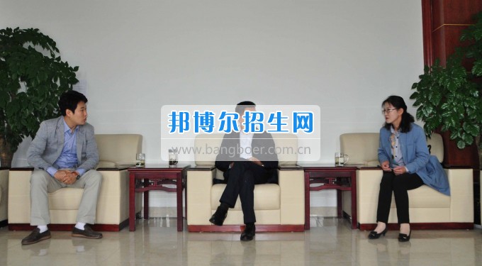 韓國國立江原大學(xué)國際交流處 金炯男課長一行來訪四川汽車職業(yè)技術(shù)學(xué)院  017年4月26日上午，韓國國立江原大學(xué)國際交流處金炯男課長、協(xié)力官尹海玉老師一行來訪我校。學(xué)院董事長、院長鄧斌在學(xué)院會議室親切會見了金炯男課長一行。   鄧斌院長對他們的到來表示熱烈的歡迎。他講到，兩校之間的友誼年輕而充滿活力，有良好的合作基礎(chǔ)。希望今后兩校進(jìn)一步加強(qiáng)學(xué)生、教師間的互訪與交流，圍繞共同感興趣的課題召開學(xué)術(shù)會議，共促學(xué)術(shù)研究與交流，共同培養(yǎng)高水平人才。   金炯男科長對學(xué)校熱情周到的接待表示感謝!他談到，四川汽車職業(yè)技術(shù)學(xué)院到江源大學(xué)就讀的同學(xué)成績優(yōu)異、表現(xiàn)突出，并希望通過這次會見，進(jìn)一步增進(jìn)兩校友誼、加強(qiáng)合作，為學(xué)生的成長發(fā)展提供更好的平臺。學(xué)院國際交流部部長徐小龍、院辦主任李國玲陪同會見。   當(dāng)日下午，在學(xué)院學(xué)術(shù)報告廳舉行了韓國國立江原大學(xué)留學(xué)推介說明會，500余師生參加。