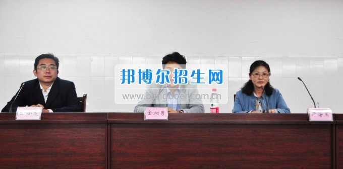 韓國國立江原大學(xué)國際交流處 金炯男課長一行來訪四川汽車職業(yè)技術(shù)學(xué)院  017年4月26日上午，韓國國立江原大學(xué)國際交流處金炯男課長、協(xié)力官尹海玉老師一行來訪我校。學(xué)院董事長、院長鄧斌在學(xué)院會議室親切會見了金炯男課長一行。   鄧斌院長對他們的到來表示熱烈的歡迎。他講到，兩校之間的友誼年輕而充滿活力，有良好的合作基礎(chǔ)。希望今后兩校進(jìn)一步加強(qiáng)學(xué)生、教師間的互訪與交流，圍繞共同感興趣的課題召開學(xué)術(shù)會議，共促學(xué)術(shù)研究與交流，共同培養(yǎng)高水平人才。   金炯男科長對學(xué)校熱情周到的接待表示感謝!他談到，四川汽車職業(yè)技術(shù)學(xué)院到江源大學(xué)就讀的同學(xué)成績優(yōu)異、表現(xiàn)突出，并希望通過這次會見，進(jìn)一步增進(jìn)兩校友誼、加強(qiáng)合作，為學(xué)生的成長發(fā)展提供更好的平臺。學(xué)院國際交流部部長徐小龍、院辦主任李國玲陪同會見。   當(dāng)日下午，在學(xué)院學(xué)術(shù)報告廳舉行了韓國國立江原大學(xué)留學(xué)推介說明會，500余師生參加。