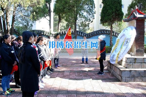 阿壩州中等職業(yè)技術(shù)學(xué)校志愿者到茂縣革命烈士陵園開展紀(jì)念活動