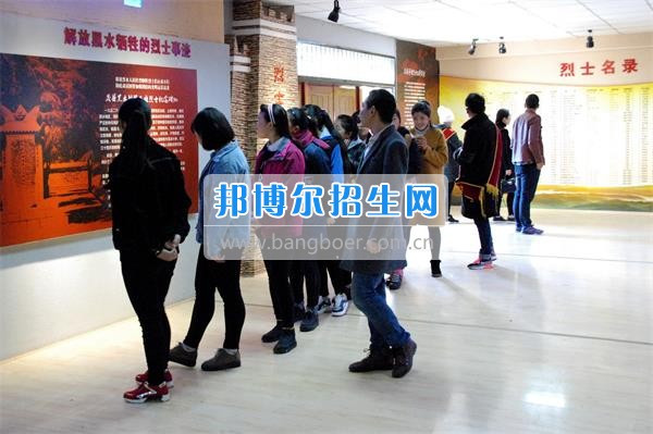 阿壩州中等職業(yè)技術(shù)學(xué)校志愿者到茂縣革命烈士陵園開展紀(jì)念活動