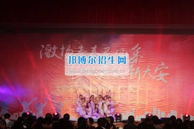 自貢市旅游職業(yè)高級(jí)中學(xué)參加大安區(qū)“五.四青年節(jié)”紀(jì)念活動(dòng)