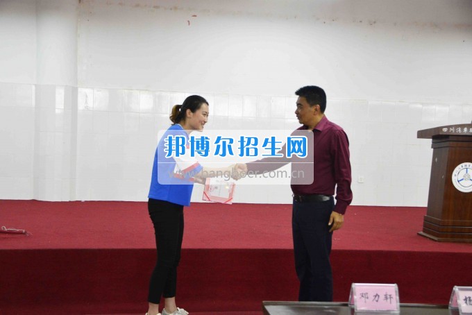 四川汽車職業(yè)技術(shù)學(xué)院舉行青年教師“情懷與擔(dān)當(dāng)”演講比賽