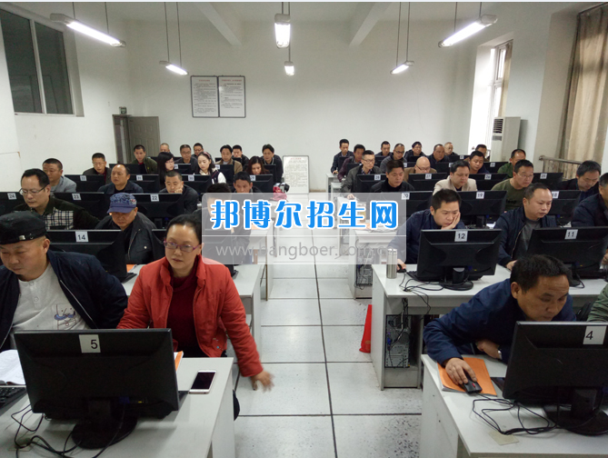 內(nèi)江市鐵路機械學校首期“特種設備、特種作業(yè)人員安全技術培訓班”順利結業(yè)