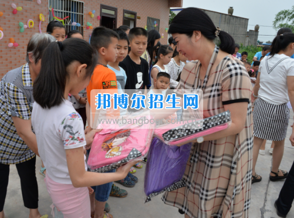 川南幼兒師范高等?？茖W校在前進村留守兒童之家舉行慶“六一“活動