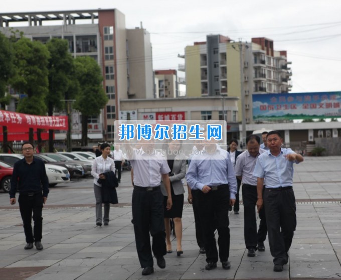 重慶市政府副市長(zhǎng)屈謙到重慶市旅游學(xué)校調(diào)研指導(dǎo)工作