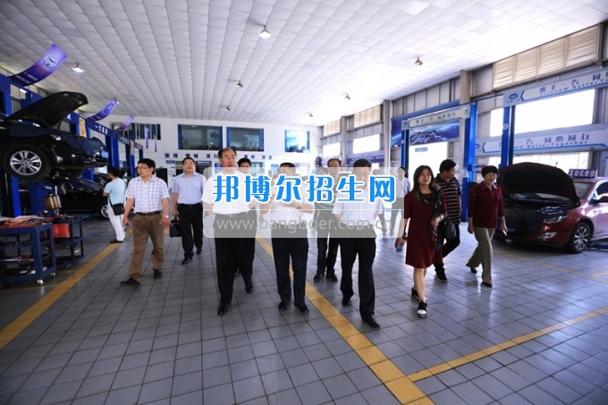 沈陽職業(yè)技術(shù)學(xué)院院長劉樹敏、濰坊工程職業(yè)學(xué)院院長高立伯一行來四川工程職業(yè)技術(shù)學(xué)院考察交流