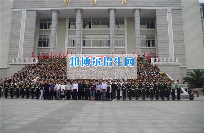 四川管理職業(yè)學院國旗隊參加四川省高校國旗護衛(wèi)隊會操交流活動  為慶祝中國人民解放軍建軍90周年，推進西南地區(qū)高校國旗文化的發(fā)展，持續(xù)發(fā)揮升旗儀式的教育引導作用，深化愛國主義教育，5月20日，我院國旗隊應邀參加了由四川大學錦城學院發(fā)起的會操交流活動。  全省28所高校的國旗護衛(wèi)隊，近千名國旗手齊聚一堂。在莊嚴的升旗儀式后，活動進入會操展示環(huán)節(jié)。我院國旗隊邁著整齊劃一的步伐走過主席臺，展示出了優(yōu)秀的訓練水平和昂揚的精神風貌。當天下午，在四川大學錦城學院大禮堂舉行了“以我火紅青春、譜寫國旗禮贊”大學生升旗手文藝匯演。我院代表隊以優(yōu)雅的舞姿展現了大學生青春的風采。表達了對祖國與學院的炙熱情感和嚴于律己的學習態(tài)度。  此次會操交流活動，加強了省內各高校國旗護衛(wèi)隊間的聯系，弘揚了愛國、愛旗、護旗的精神，獲得了寶貴的經驗，明確了努力的方向。我院國旗隊的隊員們紛紛表示：要肩負起捍衛(wèi)國旗尊嚴、宣傳國旗文化的神圣使命!