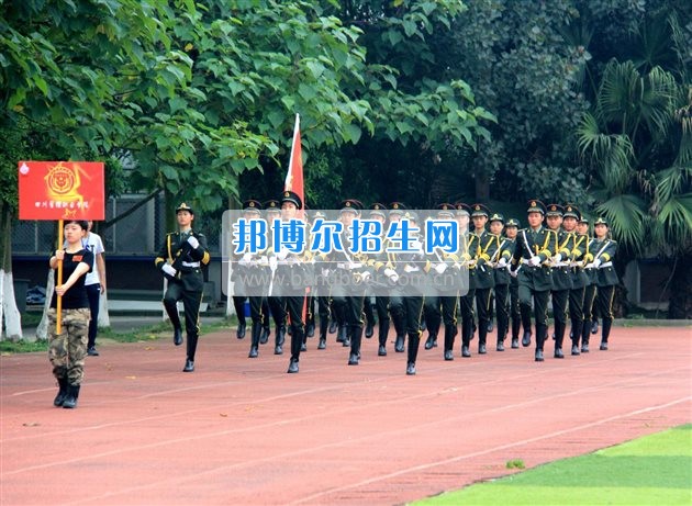 四川管理職業(yè)學院國旗隊參加四川省高校國旗護衛(wèi)隊會操交流活動  為慶祝中國人民解放軍建軍90周年，推進西南地區(qū)高校國旗文化的發(fā)展，持續(xù)發(fā)揮升旗儀式的教育引導作用，深化愛國主義教育，5月20日，我院國旗隊應邀參加了由四川大學錦城學院發(fā)起的會操交流活動。  全省28所高校的國旗護衛(wèi)隊，近千名國旗手齊聚一堂。在莊嚴的升旗儀式后，活動進入會操展示環(huán)節(jié)。我院國旗隊邁著整齊劃一的步伐走過主席臺，展示出了優(yōu)秀的訓練水平和昂揚的精神風貌。當天下午，在四川大學錦城學院大禮堂舉行了“以我火紅青春、譜寫國旗禮贊”大學生升旗手文藝匯演。我院代表隊以優(yōu)雅的舞姿展現了大學生青春的風采。表達了對祖國與學院的炙熱情感和嚴于律己的學習態(tài)度。  此次會操交流活動，加強了省內各高校國旗護衛(wèi)隊間的聯系，弘揚了愛國、愛旗、護旗的精神，獲得了寶貴的經驗，明確了努力的方向。我院國旗隊的隊員們紛紛表示：要肩負起捍衛(wèi)國旗尊嚴、宣傳國旗文化的神圣使命!