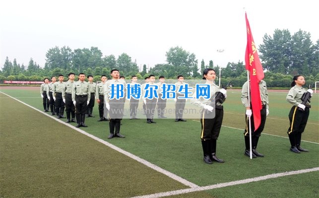 四川管理職業(yè)學院國旗隊參加四川省高校國旗護衛(wèi)隊會操交流活動  為慶祝中國人民解放軍建軍90周年，推進西南地區(qū)高校國旗文化的發(fā)展，持續(xù)發(fā)揮升旗儀式的教育引導作用，深化愛國主義教育，5月20日，我院國旗隊應邀參加了由四川大學錦城學院發(fā)起的會操交流活動。  全省28所高校的國旗護衛(wèi)隊，近千名國旗手齊聚一堂。在莊嚴的升旗儀式后，活動進入會操展示環(huán)節(jié)。我院國旗隊邁著整齊劃一的步伐走過主席臺，展示出了優(yōu)秀的訓練水平和昂揚的精神風貌。當天下午，在四川大學錦城學院大禮堂舉行了“以我火紅青春、譜寫國旗禮贊”大學生升旗手文藝匯演。我院代表隊以優(yōu)雅的舞姿展現了大學生青春的風采。表達了對祖國與學院的炙熱情感和嚴于律己的學習態(tài)度。  此次會操交流活動，加強了省內各高校國旗護衛(wèi)隊間的聯系，弘揚了愛國、愛旗、護旗的精神，獲得了寶貴的經驗，明確了努力的方向。我院國旗隊的隊員們紛紛表示：要肩負起捍衛(wèi)國旗尊嚴、宣傳國旗文化的神圣使命!