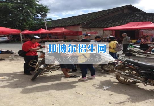 貴州大學(xué)科技學(xué)院暑期社會(huì)實(shí)踐服務(wù)團(tuán)好花紅分隊(duì)深入九門村、金田村、好花紅村開展禁毒防艾宣傳