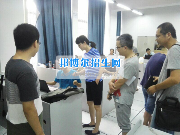 電子科技大學成都學院領(lǐng)導(dǎo)走訪看望備賽學生