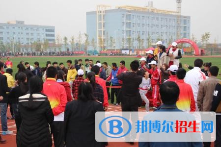 西安華山技工學(xué)校2018年報(bào)名條件、招生對(duì)象