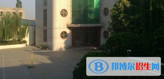 石家莊建材技工學(xué)校2018年報(bào)名條件、招生對(duì)象
