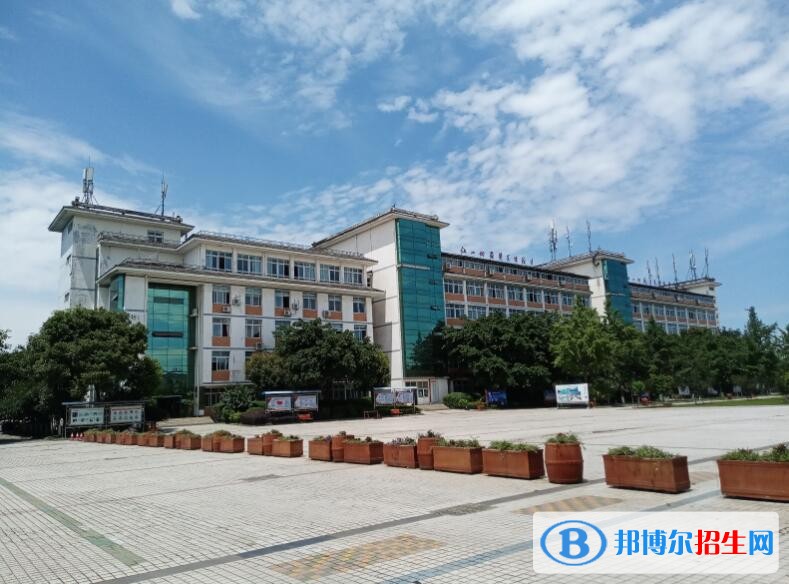 成都高中女生畢業(yè)后讀什么中專學校好