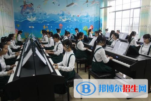 內(nèi)江女生讀高中好還是中專學校