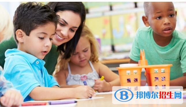 湖南女生中專學什么專業(yè)好找工作
