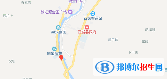 在決定報考哪一所學校以前，我們要對學校做全面的了解，其中就包括了學校的地址信息。很多同學都認為等到錄取以后再了解學校地址更合理，其實不然，在確定報考這所學校以前我們就應該了解好學校的地址，來確定自己是否愿意去往當?shù)鼐妥x，畢竟每個地方的交通、氣候都是不同的。  石城職業(yè)技術學校地址：石城縣古樟工業(yè)園區(qū)206國道旁  石城職業(yè)技術學校郵編：342708  石城職業(yè)技術學校簡介 石城縣職業(yè)技術學校是江西省石城縣唯一一所公辦職業(yè)技術學校，其創(chuàng)辦于1958年，目前正與江西贛州技師學院聯(lián)合辦學，發(fā)展迅速，辦學前景十分廣闊。學校座落于閩贛交界的石城縣古樟工業(yè)園區(qū)206國道旁，隨著鷹瑞高速及石吉高速的開工建設，以及福建被國務院批準為海峽西岸經(jīng)濟發(fā)展改革試驗區(qū)，更為這方作為對接長珠閩的熱土注入了新的生機和活力。  石城職業(yè)技術學校師資力量 學校奉行“專家治校，名師執(zhí)教”的方針，面向全國招聘教師，在全校65名教職工之中具有“雙師型”的教師就有25人。其中任教師本科以上學歷38人，中、高級職稱22人，技師8人。廣大教職工“樂教、勤教、善教”，教書育人，德才兼?zhèn)洹? 小編總結 我們可以了解到石城職業(yè)技術學校的具體地址為石城縣古樟工業(yè)園區(qū)206國道旁。在知道石城職業(yè)技術學校的地址以后，接下來對學校十分感興趣的同學有條件的話還可以去到學校進行實地考察，看看學校的教學樓、實訓樓、宿舍樓的條件如何。